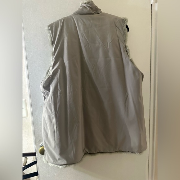 Plus Size faux fur vest - Picture 8 of 9